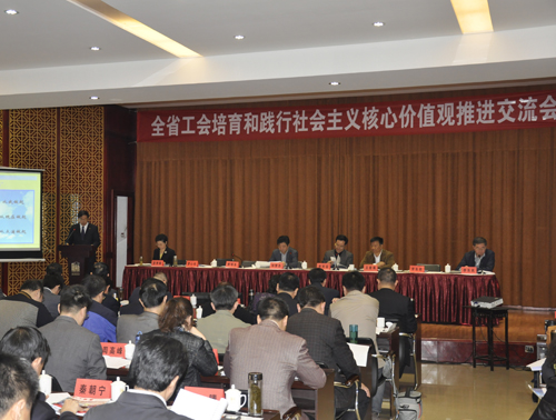 趙董事長在推進交流上做典型發(fā)言--山東德源環(huán)氧科技有限公司