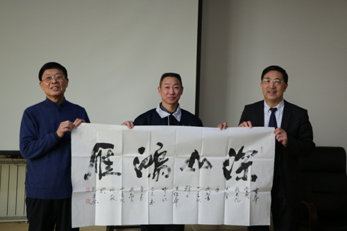 來隊長向趙董事長和玄緒華贈送書法4