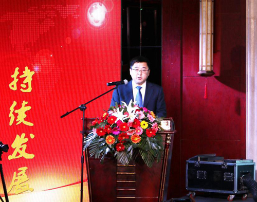 劉玉魁總經(jīng)理向大會(huì)作《2016年度工作報(bào)告》-山東德源