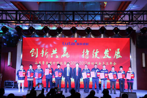 集團(tuán)副總經(jīng)理張深、張兵頒發(fā)2016年度生產(chǎn)工作者獎(jiǎng)