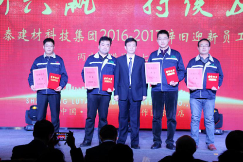 集團(tuán)副總經(jīng)理李洪軍頒發(fā)2016年度銷(xiāo)售標(biāo)兵獎(jiǎng)