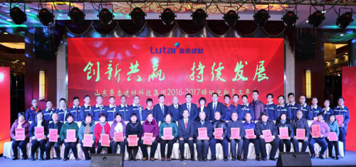 集團(tuán)領(lǐng)導(dǎo)向員工父母頒發(fā)2016年度員工父母感恩獎(jiǎng)