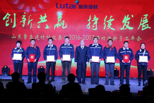 集團(tuán)副總經(jīng)理張洪江頒發(fā)2016年度科室獎(jiǎng)